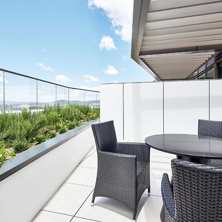 Meriton Suites Canberra Bagian luar foto A balcony