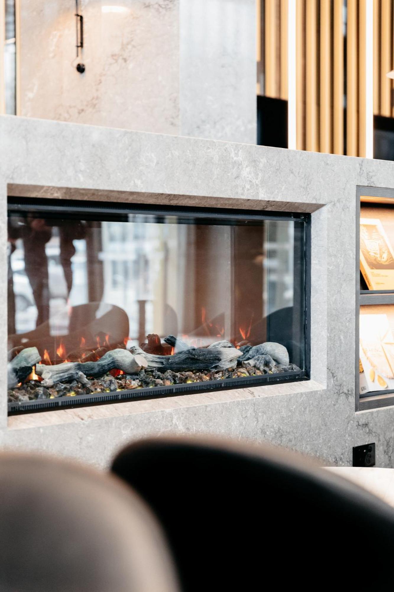 Meriton Suites Canberra Bagian luar foto A fireplace with ethanol fuel