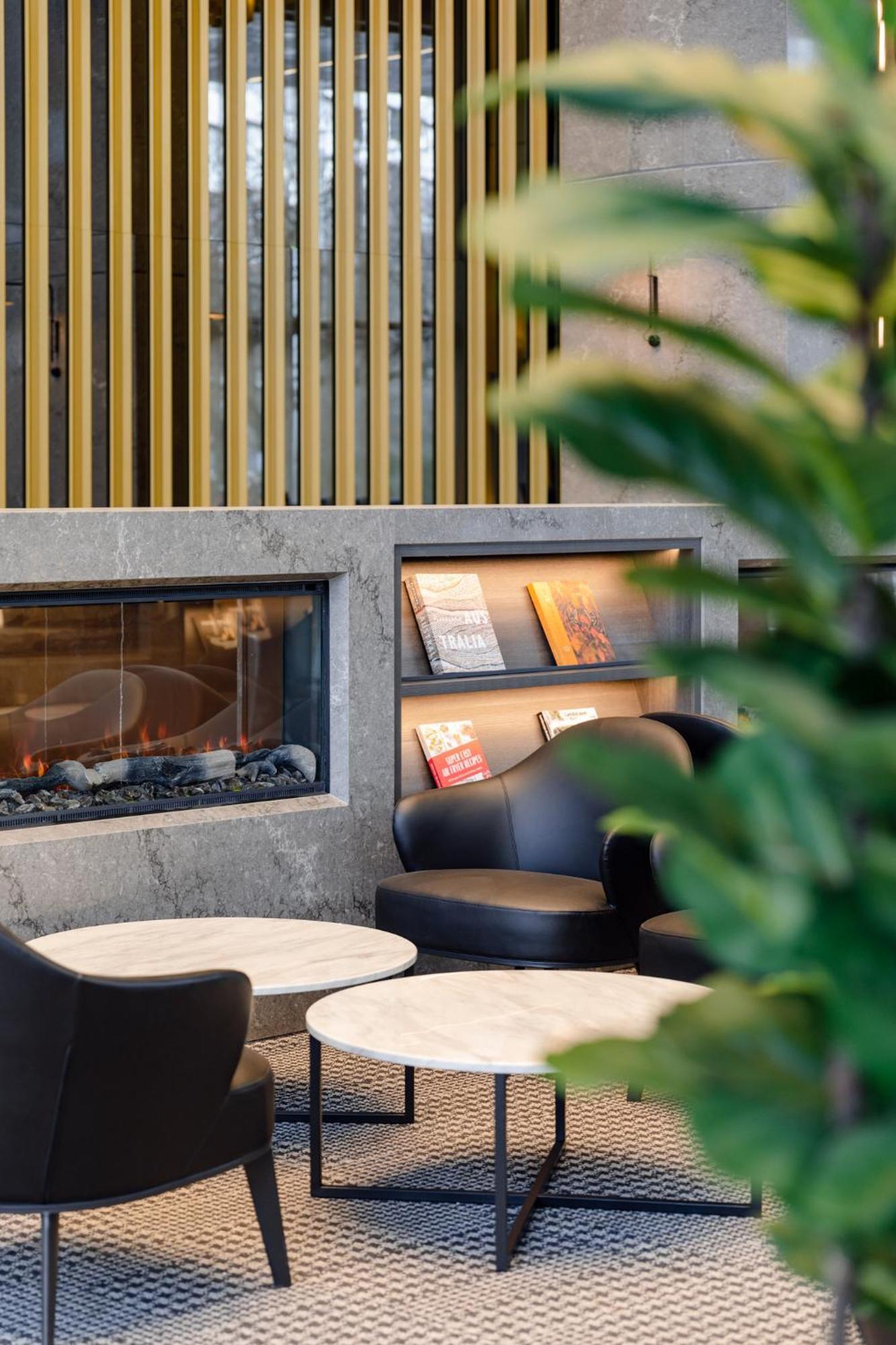 Meriton Suites Canberra Bagian luar foto The lounge at the airport
