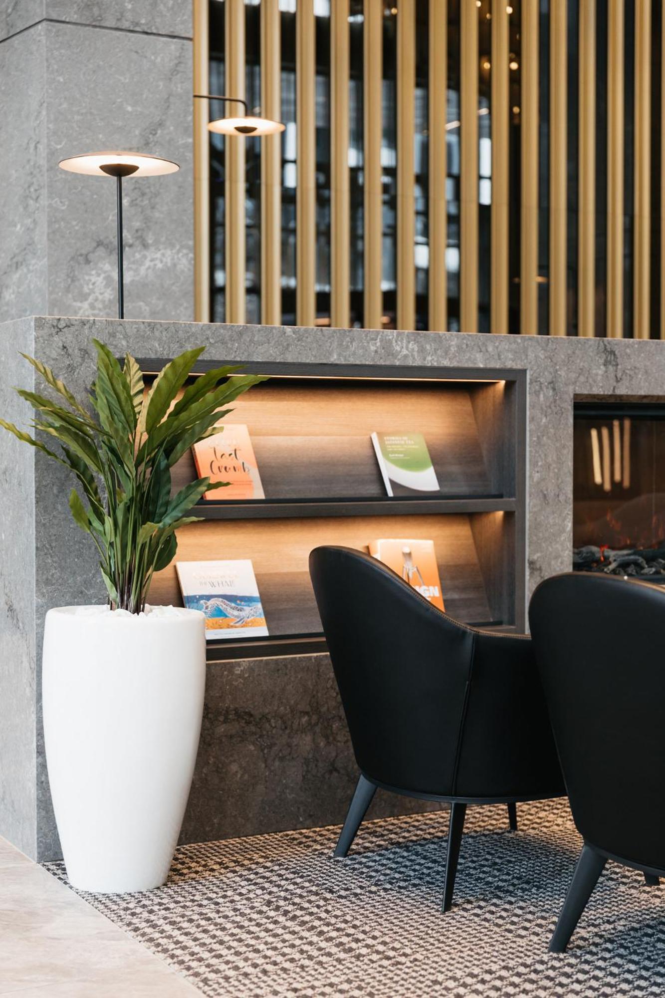 Meriton Suites Canberra Bagian luar foto Interior of the lounge
