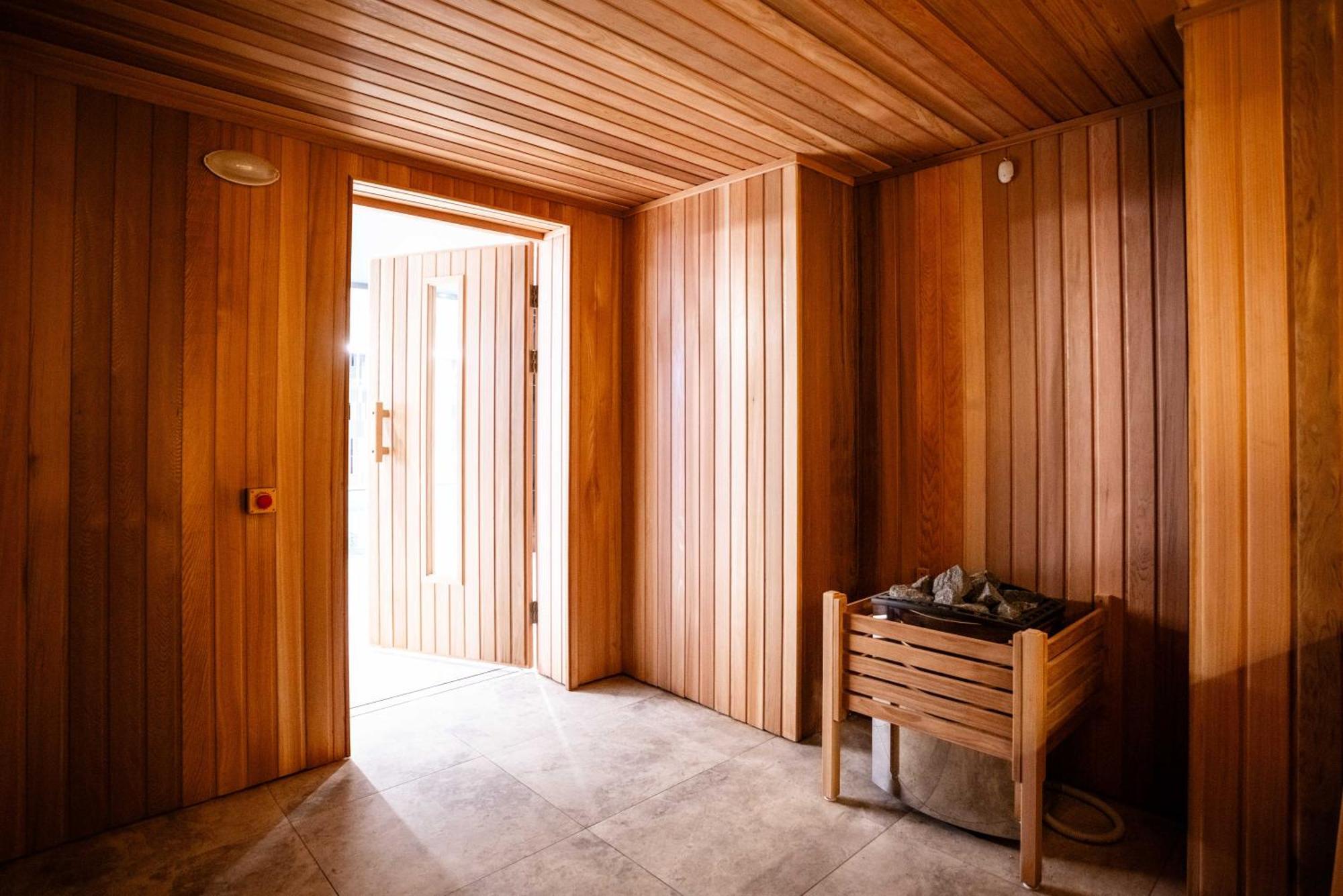 Meriton Suites Canberra Bagian luar foto A Finnish sauna