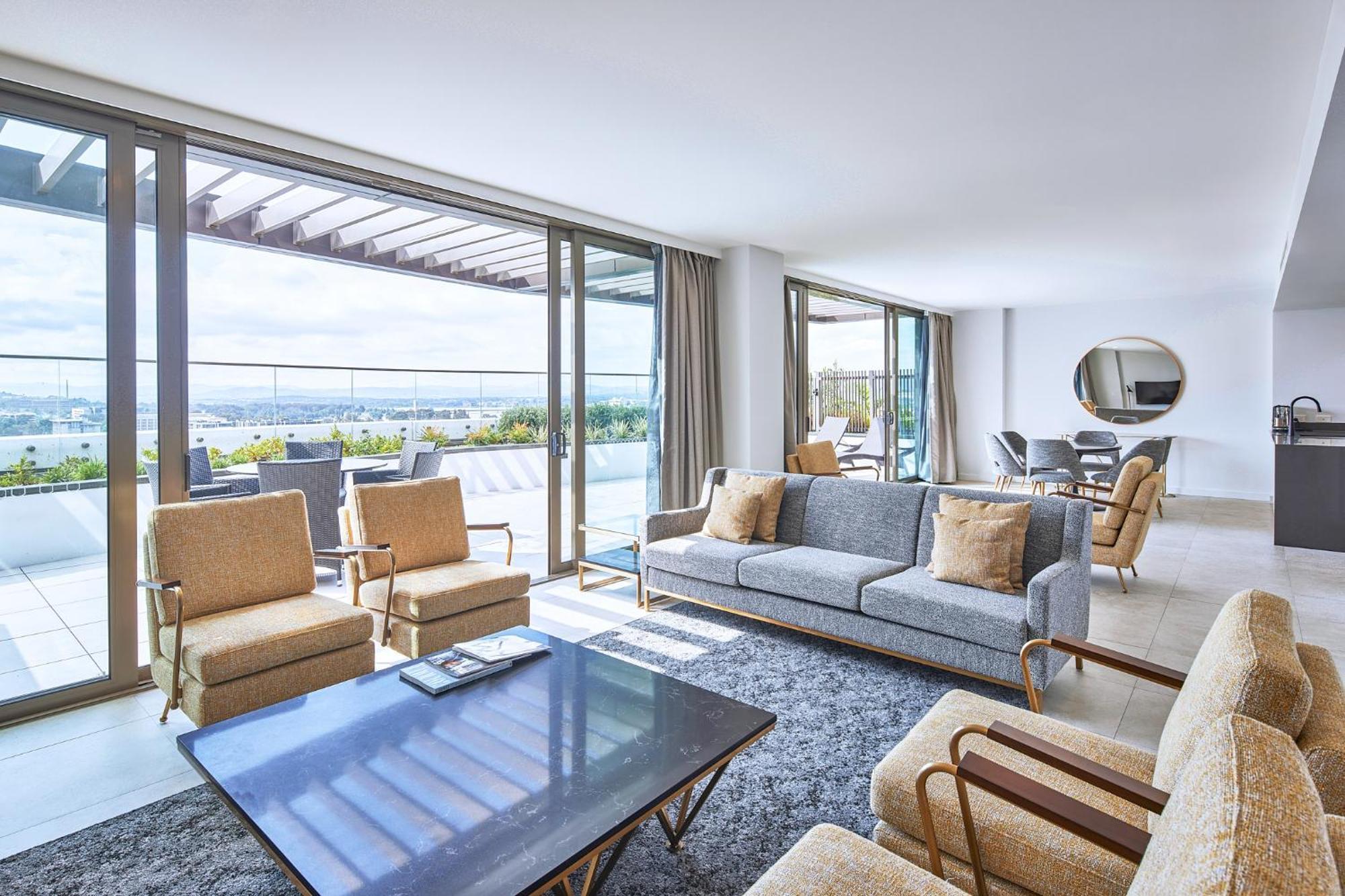 Meriton Suites Canberra Bagian luar foto The Penthouse