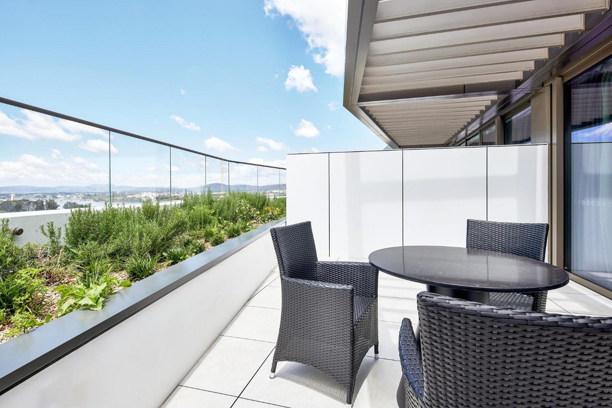 Meriton Suites Canberra Bagian luar foto A balcony