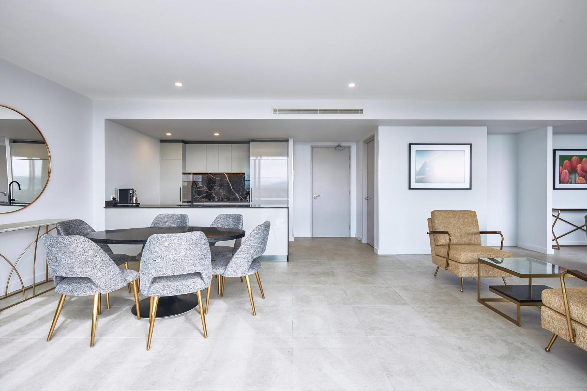 Meriton Suites Canberra Bagian luar foto A typical apartment interior