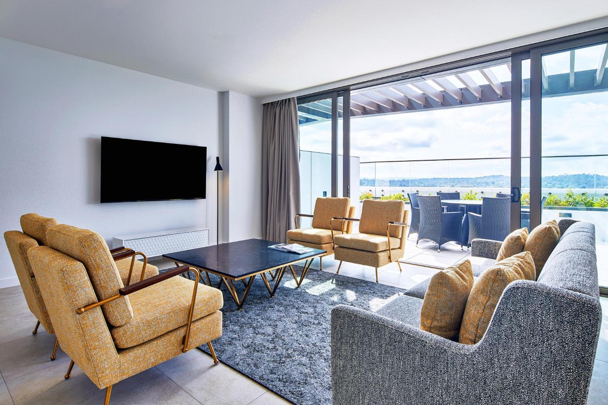 Meriton Suites Canberra Bagian luar foto A living room at the hotel