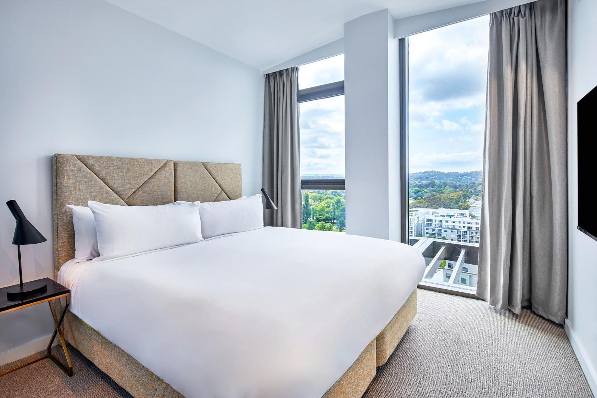 Meriton Suites Canberra Bagian luar foto A bedroom at the hotel