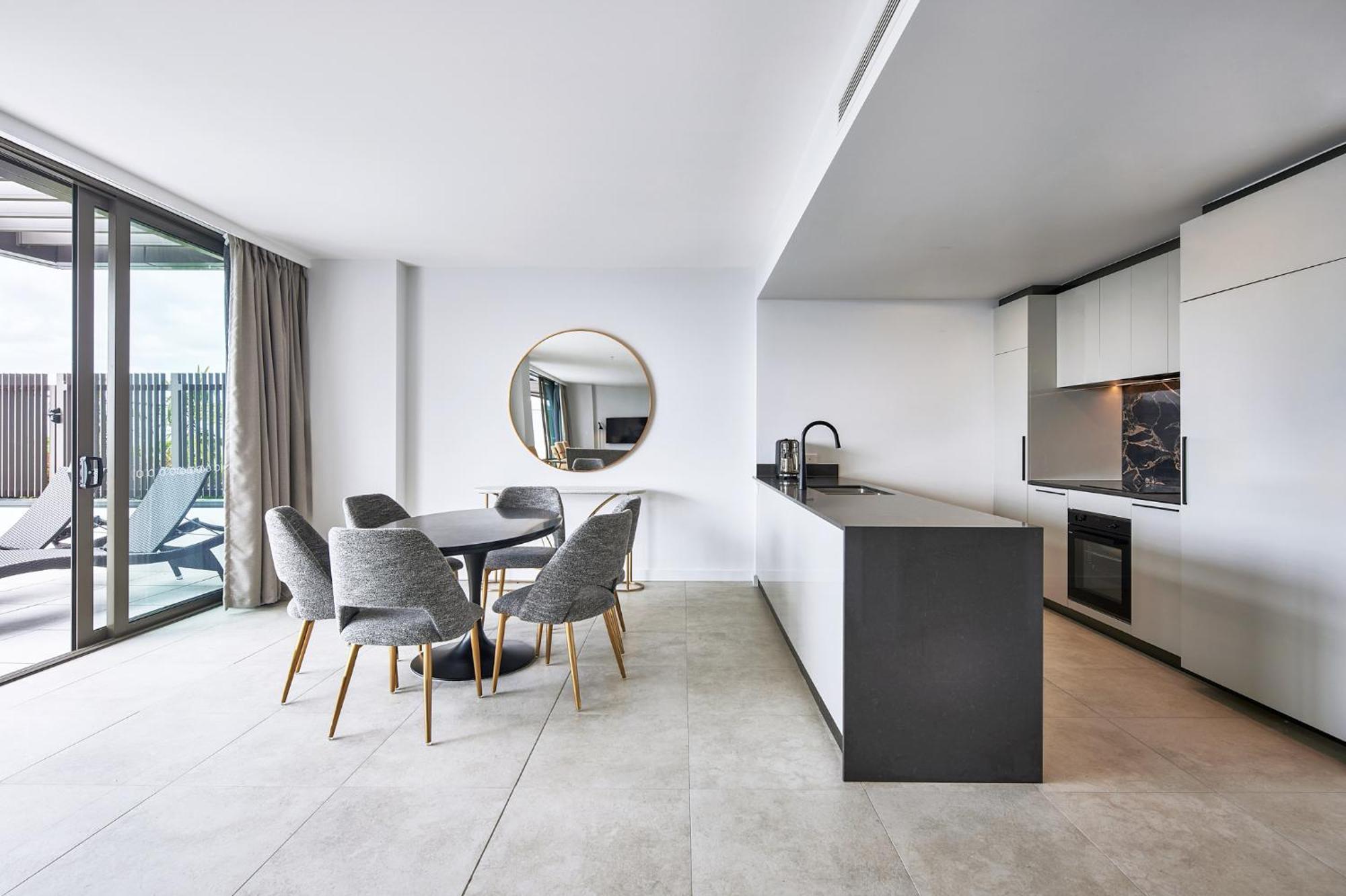 Meriton Suites Canberra Bagian luar foto The kitchen and dining area of a typical apartment
