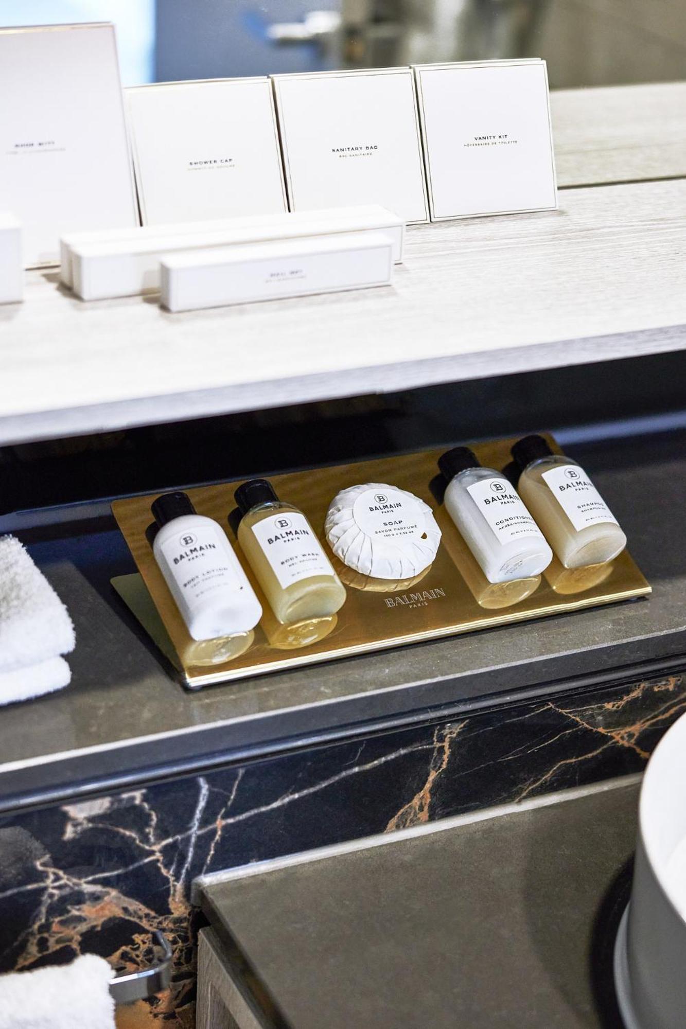 Meriton Suites Canberra Bagian luar foto Balmain toiletries