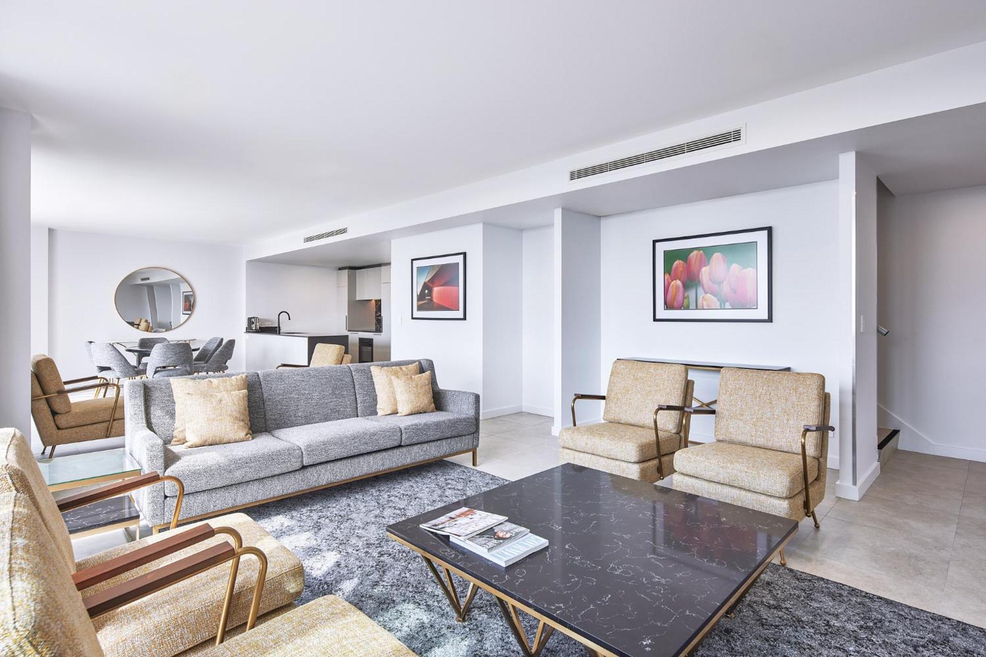 Meriton Suites Canberra Bagian luar foto The interior of a suite at the hotel