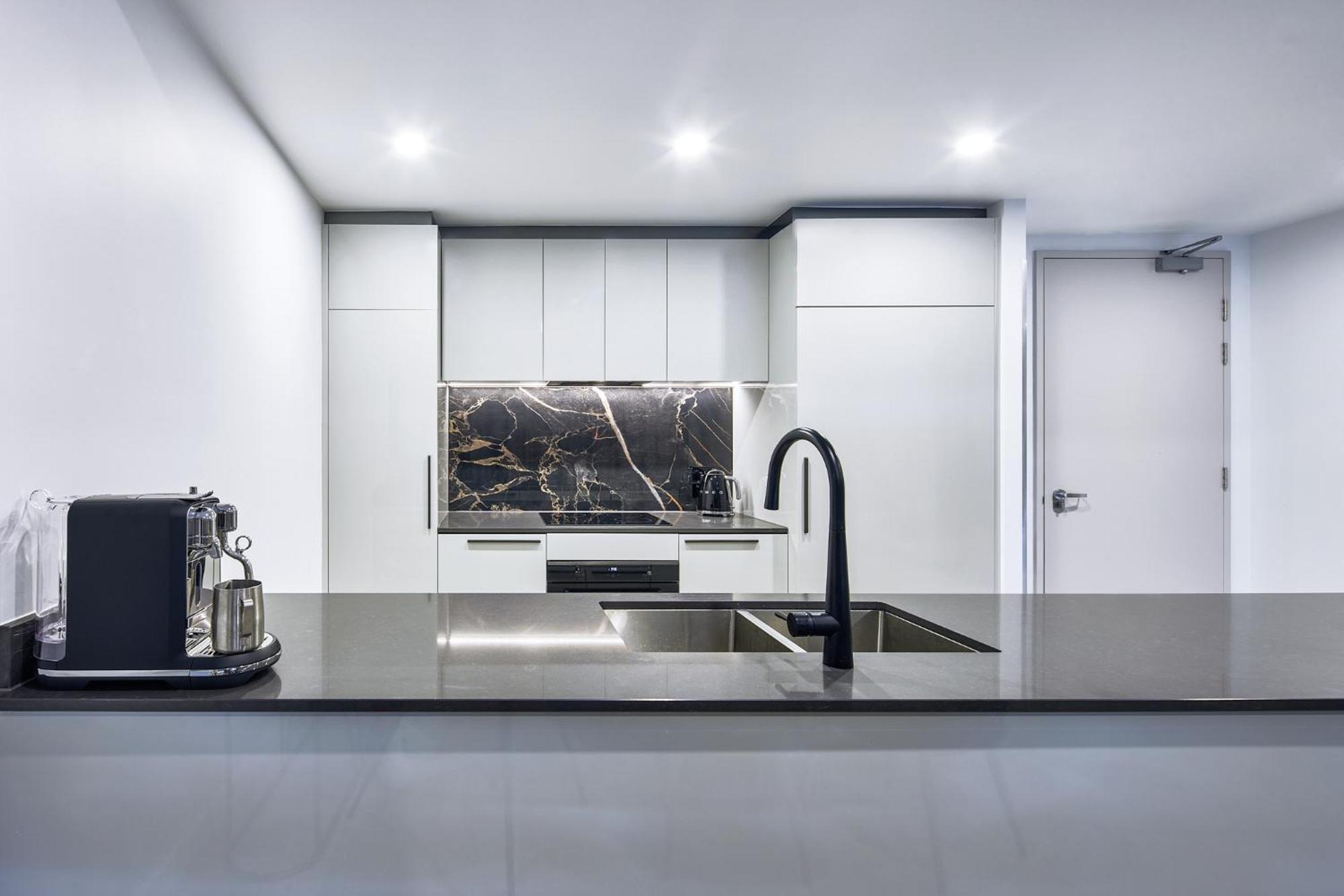 Meriton Suites Canberra Bagian luar foto A kitchen