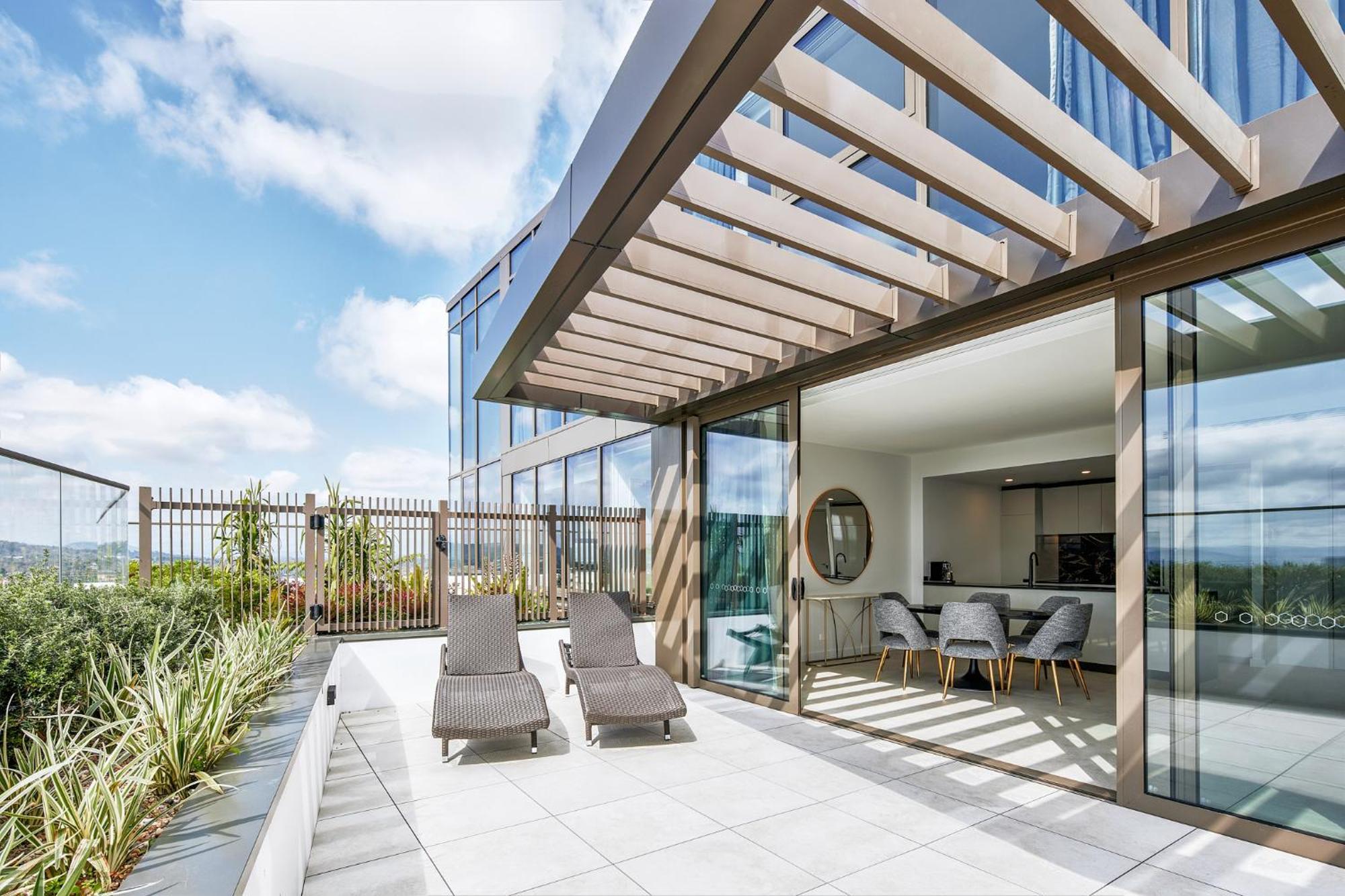 Meriton Suites Canberra Bagian luar foto The rooftop terrace