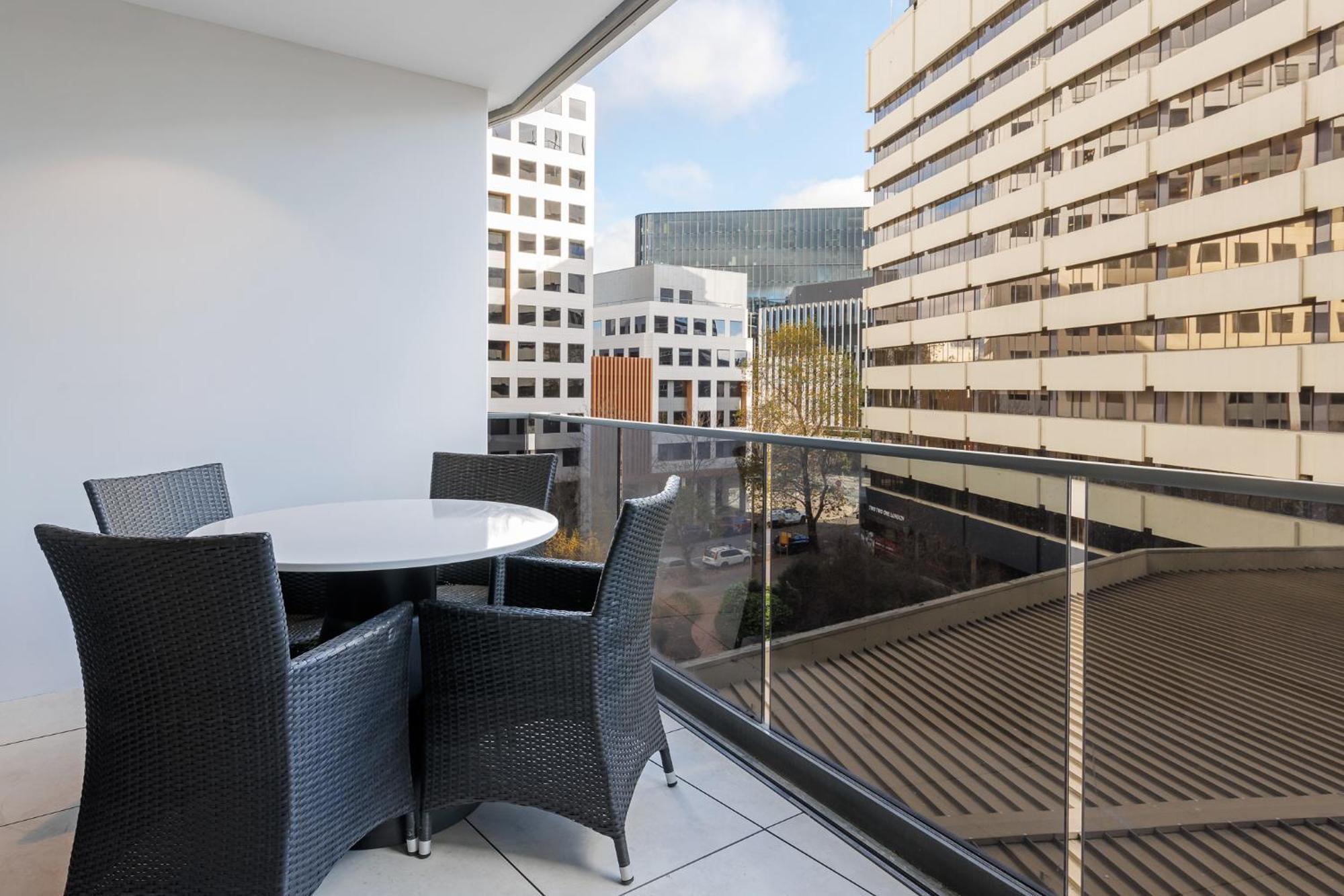 Meriton Suites Canberra Bagian luar foto A balcony