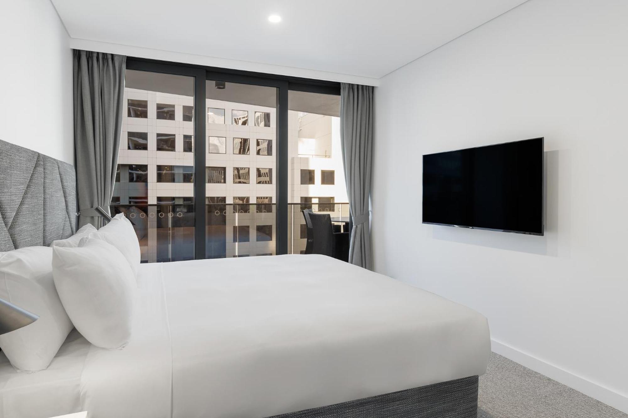 Meriton Suites Canberra Bagian luar foto A bedroom at the hotel