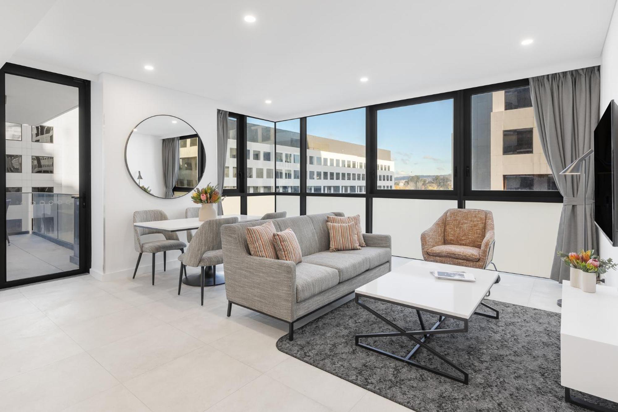 Meriton Suites Canberra Bagian luar foto The interior of a staged apartment