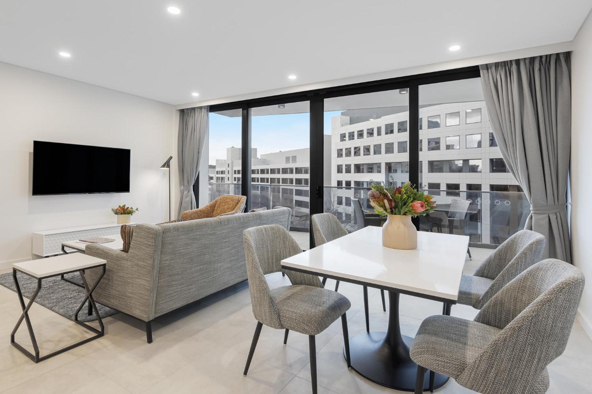 Meriton Suites Canberra Bagian luar foto The interior of a typical apartment