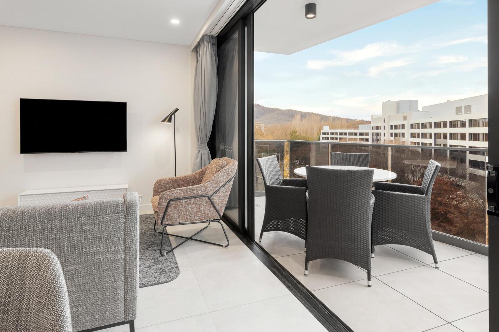 Meriton Suites Canberra Bagian luar foto The interior of a typical apartment at the complex