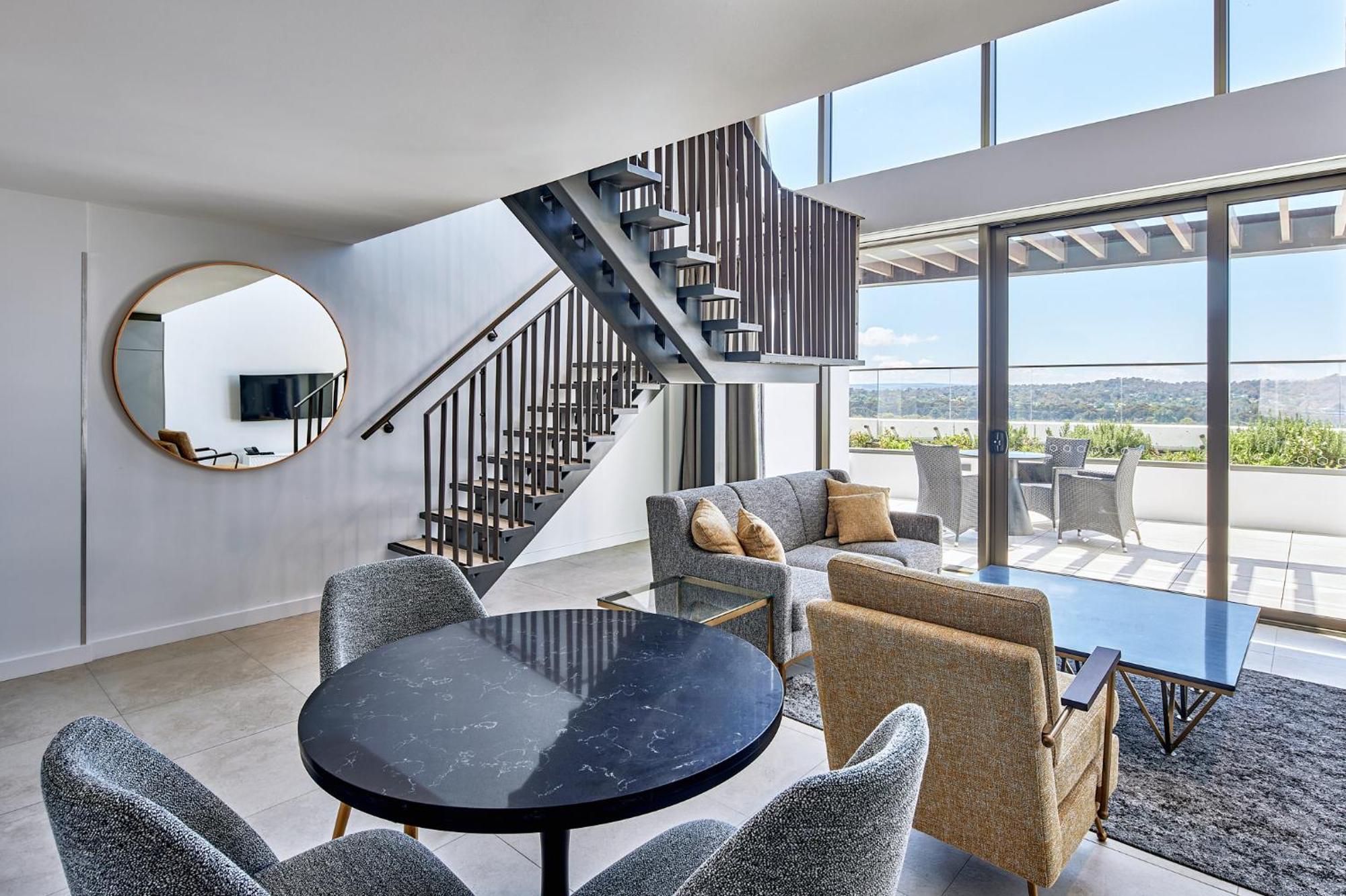 Meriton Suites Canberra Bagian luar foto The interior of a typical apartment at The Standard