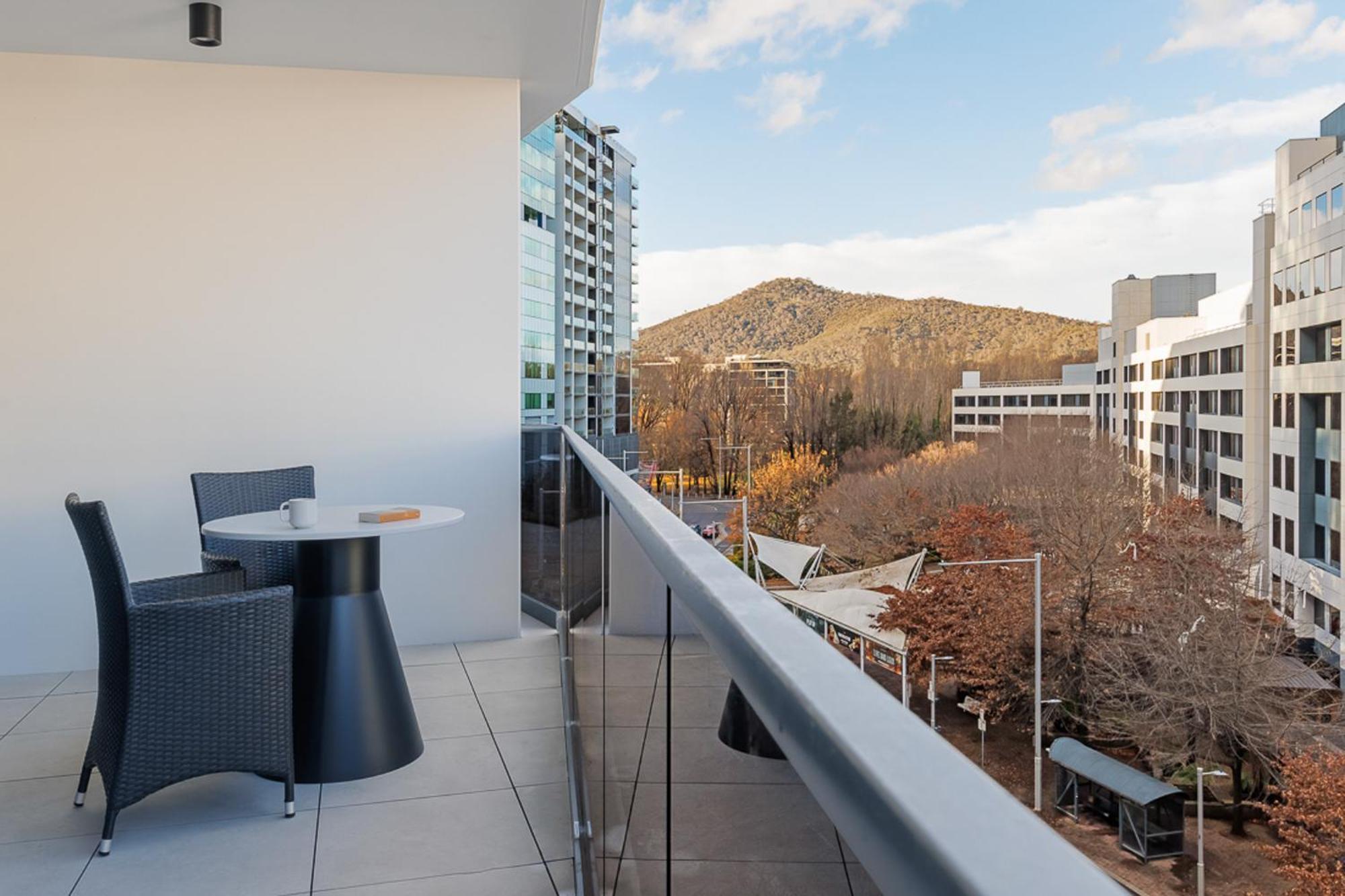 Meriton Suites Canberra Bagian luar foto A balcony in a residential apartment