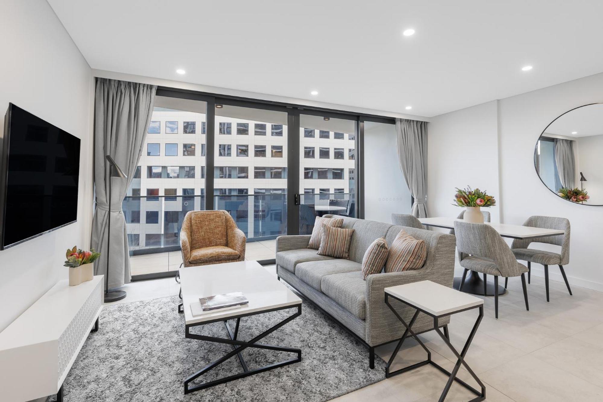 Meriton Suites Canberra Bagian luar foto Living room