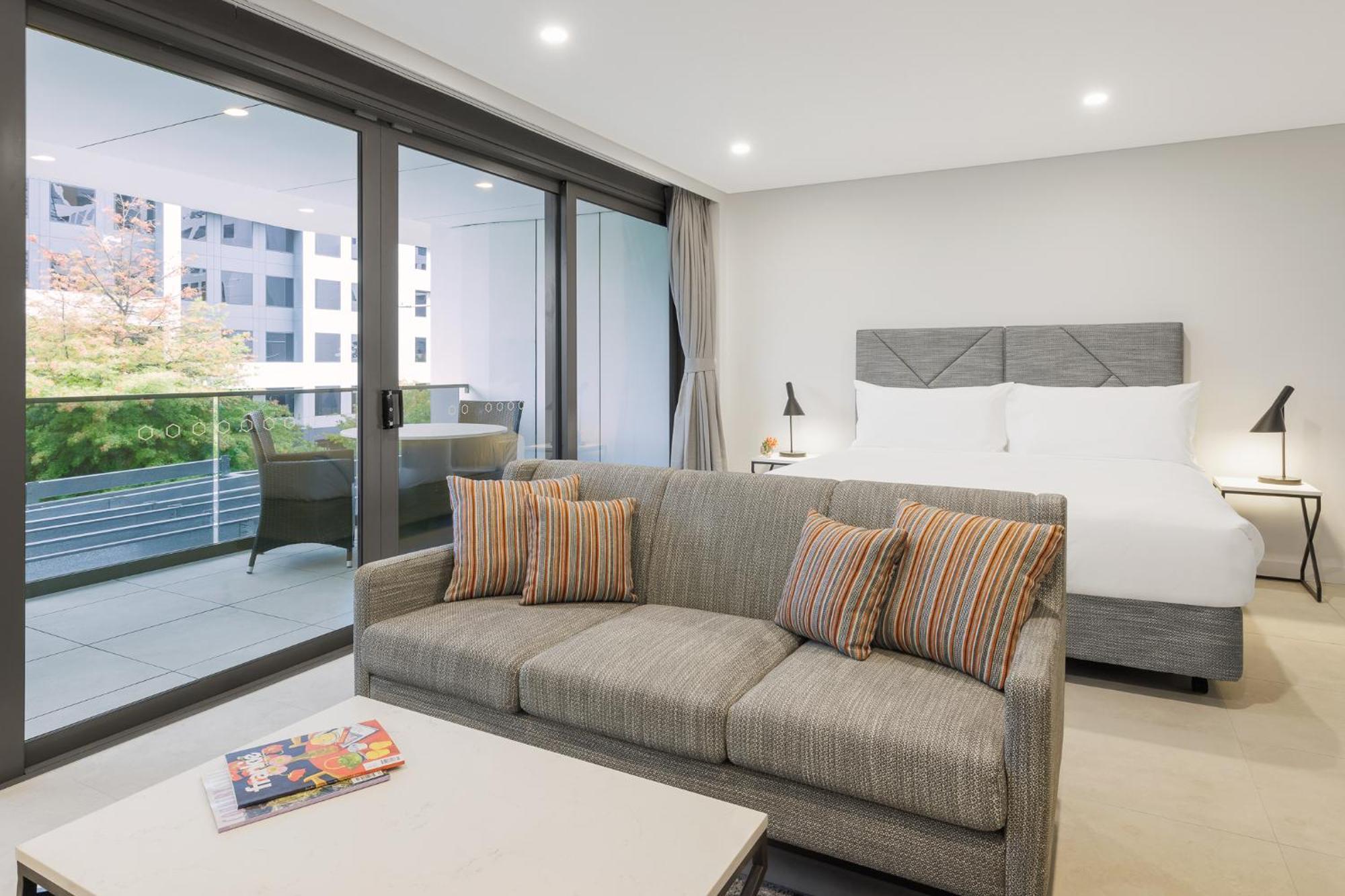 Meriton Suites Canberra Bagian luar foto A typical Studio apartment at the Mantra on Hay Street